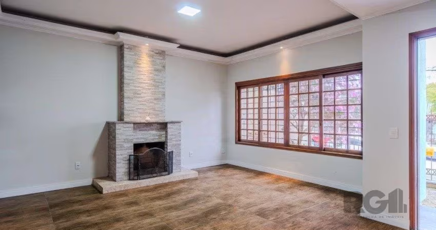 Casa de 214m² com 4 dormitórios, 1 suíte, piscina e 2 vagas no bairro Teresópolis