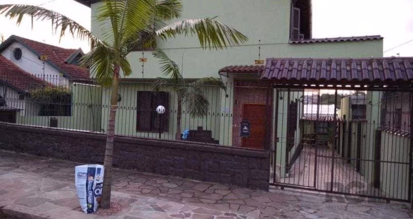 Prédio residencial de 338m² com 4 apartamentos independentes no bairro Santa Tereza