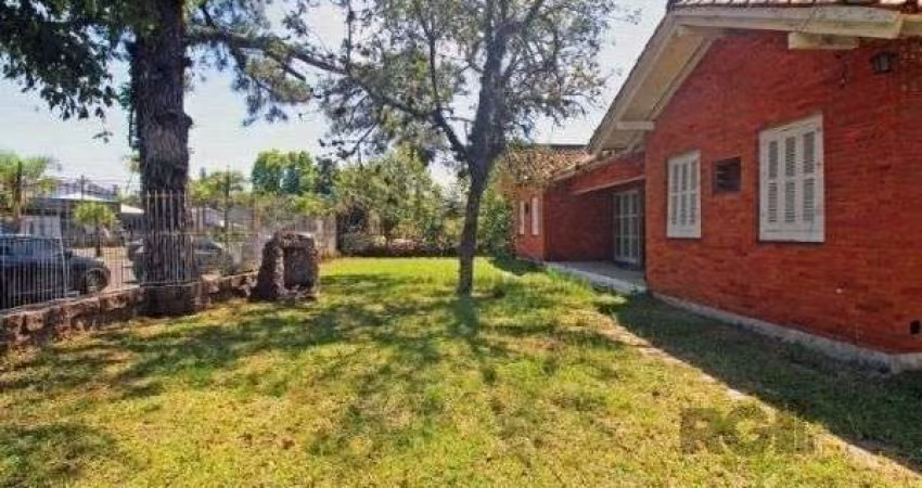 Casa em Porto Alegre, no bairro Ipanema, com 6 dormitório(s), à venda.