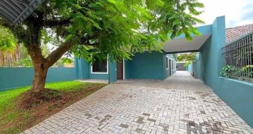 Ampla casa térrea com 3 dormitórios e 6 vagas de garagem.