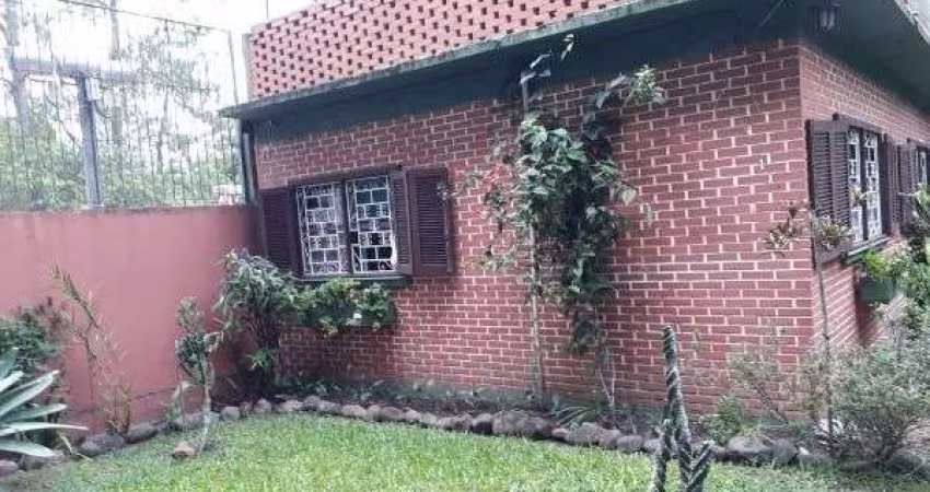 Casa em Porto Alegre, no bairro Pedra Redonda, com 2 dormitório(s), e 2 banheiros, à venda.