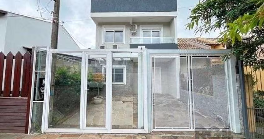Casa em Porto Alegre, no bairro Hípica, com 3 dormitório(s), e 3 banheiros, à venda.