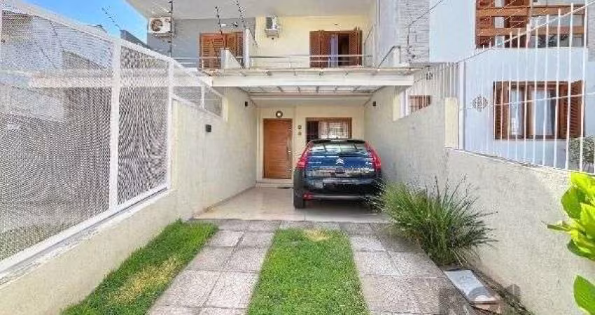 Casa em Porto Alegre, no bairro Guarujá, com 2 dormitório(s), e 2 banheiros, à venda.