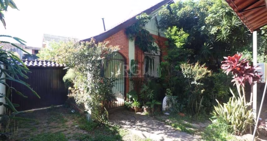 Casa para Venda - 250m², com 3 dormitórios, 1 suíte, sala ampla, copa cozinha, churrasqueira, lareira, banheiro social, dependência de empregada, 3 vagas - Medianeira