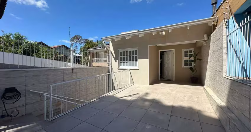 Casa com 2 quartos para alugar na Rua Felizardo de Farias, 185, Medianeira, Porto Alegre