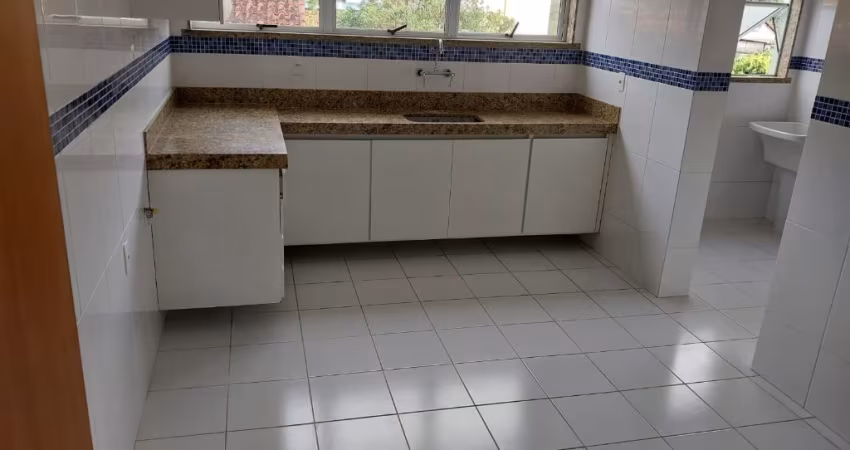 Excelente três quartos com suite e varanda.