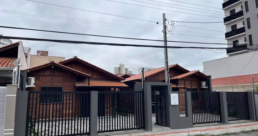 Casa para Locação em Itajaí, Centro, 2 dormitórios, 1 banheiro, 1 vaga