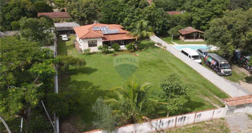 Casa com três dormitórios com banheiro no condado .