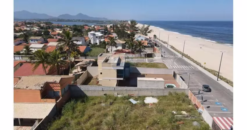 Terreno plano e murado de frente para o mar na barra de maricá.