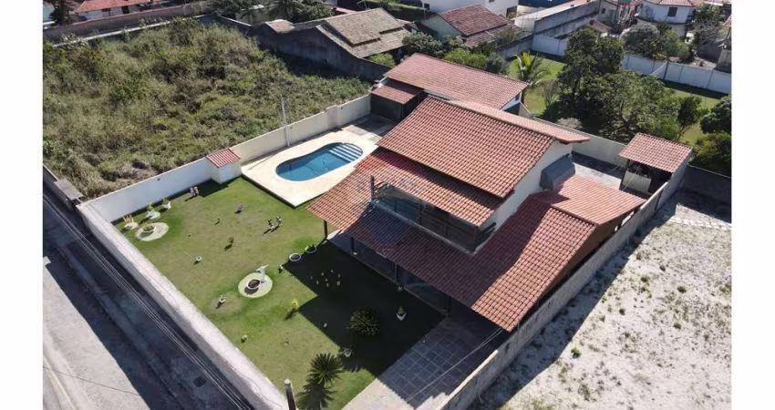 Casa no Jardim Atlântico Leste com cinco dormitórios,piscina e amplo quintal.