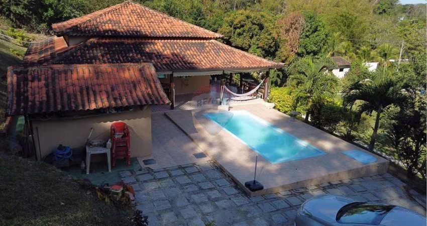 Sítio com três dormitórios e piscina em Saquarema.