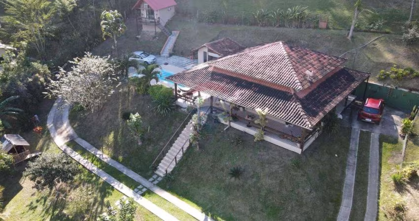 Sítio com três dormitórios e piscina em Saquarema.