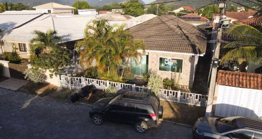 Casa com três dormitórios em condomínio fechado.