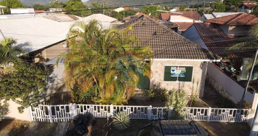 Casa com três dormitórios em condomínio fechado.