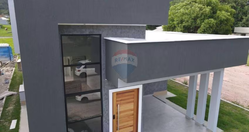 Casa com três quartos em condomínio fechado.