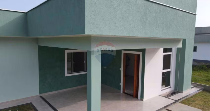 Casa com três dormitórios em condomínio fechado.