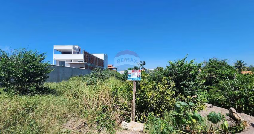 'Terreno com 600m na quadra da praia de Itaipuaçu.'