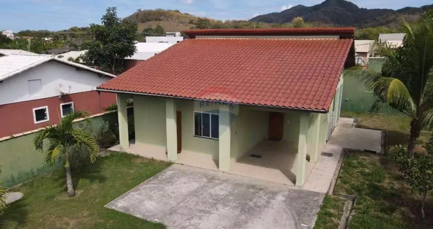 Casa em condomínio fechado,dois dormitórios sendo 1 suíte com closet e quarto auxiliar.