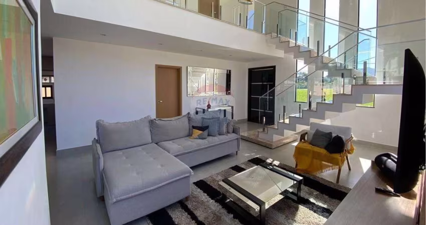 Luxuosa Casa no Condomínio Alphaville 1 para aluguel, com 3 suítes com piscina, em Inoa Maricá.