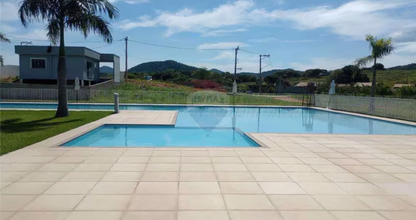 Lindo e plano terreno em condomínio com lazer completo.