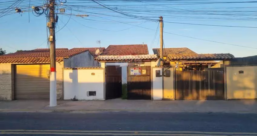 Casa com piscina, 02 quartos, uma suíte, no jardim atlântico.