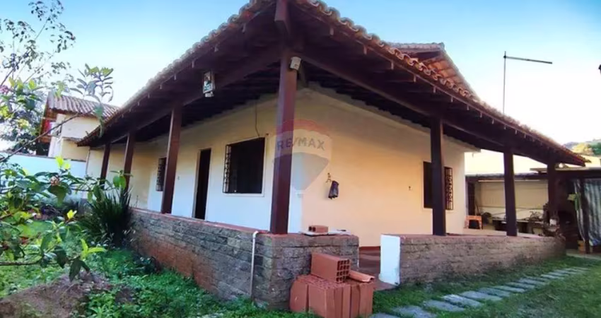 Casa com três quartos, perto da praia e da praça da 70, itaipuaçu terreno completo