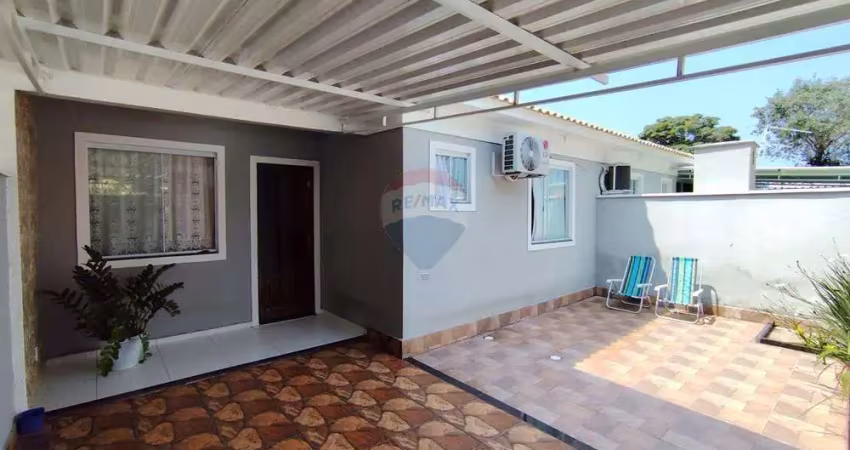 Ótima casa linear com dois quartos amplos, sendo um suíte, ótimos cômodos e espaço gourmet