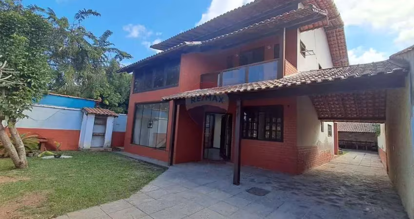 Casa em condomínio fechado,três dormitórios e suíte.