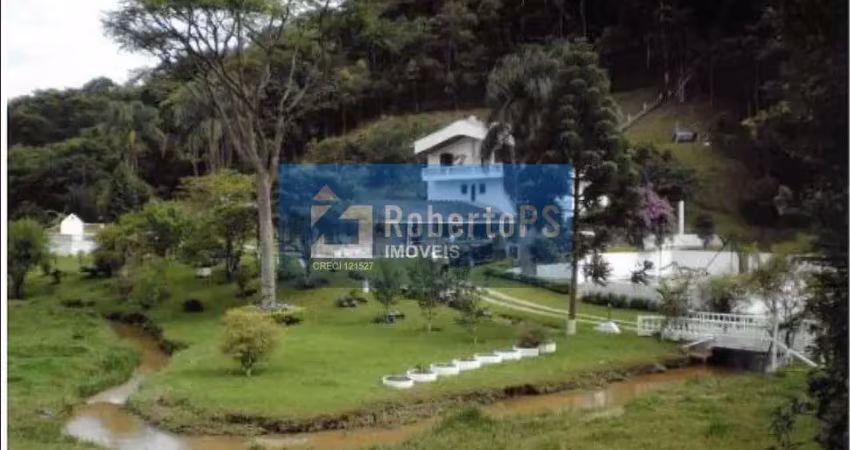 Sítio em ótimo estado de conservação com 18000 metros quadrados sendo 1000 metros quadrados de área construída, totalmente mobiliada ( porteira fechad