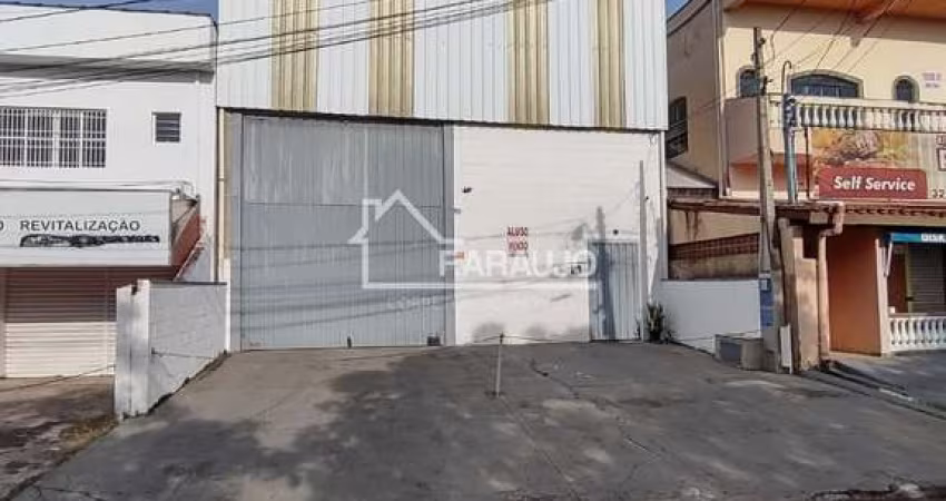 Com um amplo espaço interno, barracão oferece inúmeras possibilidades de layout e adaptação, permitindo a personalização de acordo c/ as necessidades