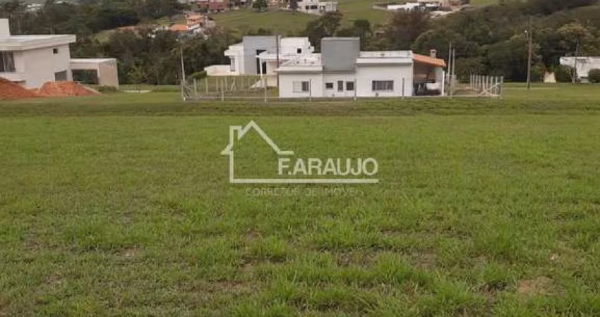 Lote à venda no Village Ipanema 1 Residencial Área total: 877,83  m² Topografia: Aclive (excelente p/ projetos arquitetônicos).