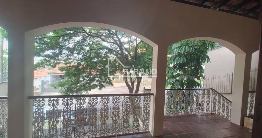 Ampla e aconchegante casa térrea de 265 m² de área construída em terreno de 360 m² é perfeita para famílias que buscam conforto e espaço.