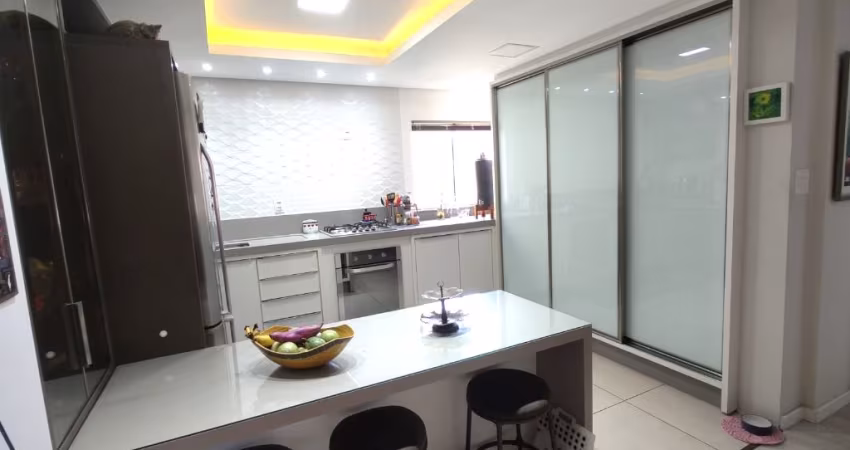 Apartamento reformado 2 dormitórios no Centro