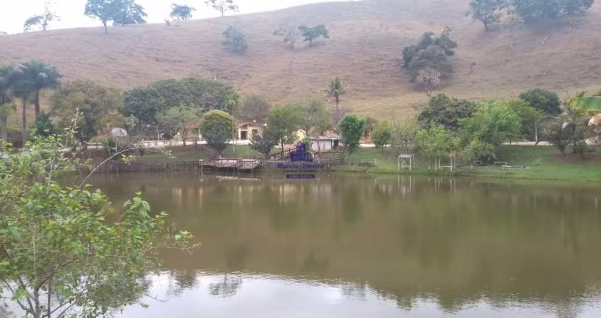 Luxuoso sítio à venda em Taubaté-SP, bairro Registro: 2 quartos, 2 salas, 3 banheiros, 4 vagas de garagem, 326.700m².