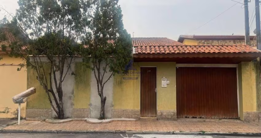 Casa Sobrado a Venda com terreno Inteiro em Bairro Privilegiado.