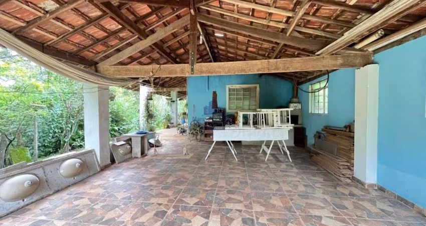 Chácara em Pindamonhangaba, Sete Voltas: 2 quartos, 1 suíte, 1 sala, 1 banheiro, 4 vagas, 120m² - Venda ou locação!