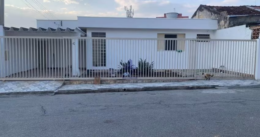 Casa à venda em Taubaté-SP na Vila Nossa Senhora das Graças: 3 quartos, 1 suíte, 2 banheiros, 2 vagas, 190m². Aproveite!