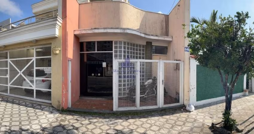 Casa para locação no Centro de Taubaté-SP: 3 quartos, 2 salas, 2 banheiros, 250m² de área. Venha conferir!