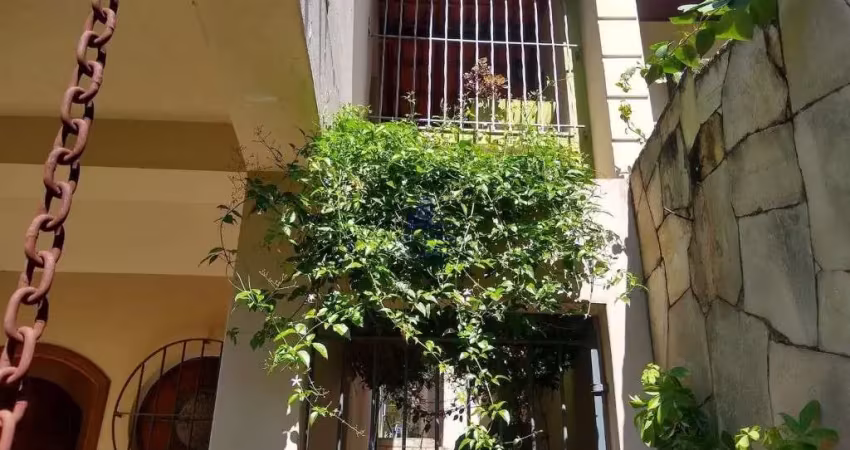 Sobrado em regão central de guaratinguetá. em rua  tranquilo