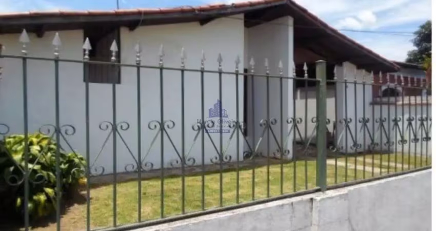 Casa com muito espaço em bairro muito próximo ao centro da cidade