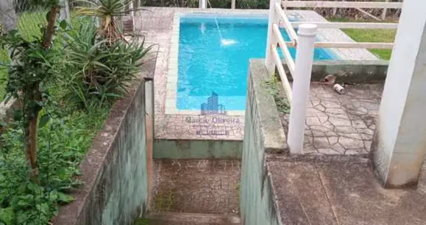 Casa em bairro tranquilo com vizinhança formada por chácaras
