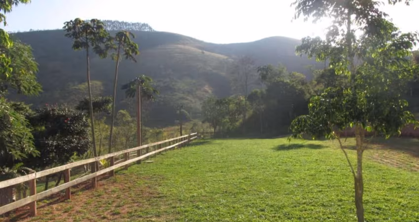 Imperdível: Sitio à Venda em Redenção da Serra-SP, com 3 quartos, 2 salas, 2 banheiros, 4 vagas de garagem e 242.000m² de área!