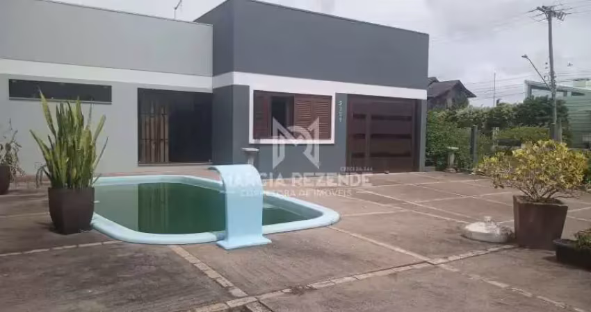 Casa de esquina com piscina e 3 suítes no centro de imbé!
