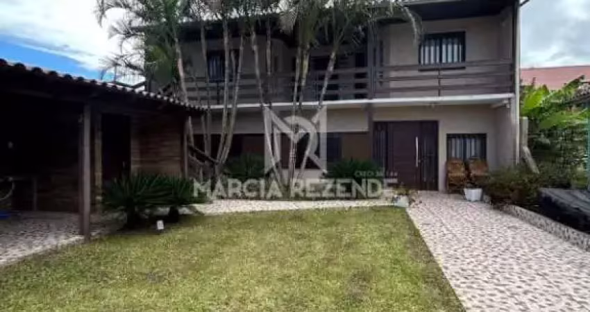 Linda casa a venda, ampla e arejada, com piscina privativa...