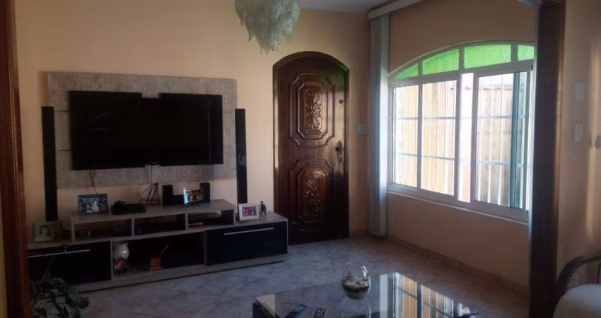 Casa térrea à venda, com 3 suítes e 6 vagas de garagem, com piscina, na região da Vila Silveira, Gu