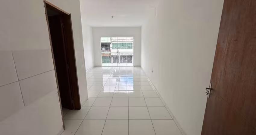 Oportunidade no Presidente Dutra! Sala com 24 m², Varanda e Banheiro – Pronta para Atender!