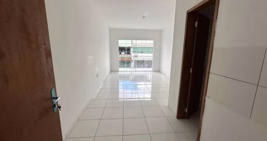 Espaço Comercial no Coração do Presidente Dutra – 24 m² com Varanda para Seu Negócio!
