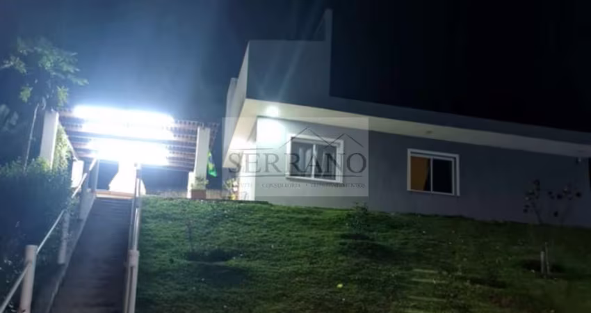 Luxuosa casa em condomínio à venda em Vinhedo-SP, bairro Caixa D´água, 3 quartos, 1 suíte, 2 salas, 3 banheiros, 9 vagas, 202m².