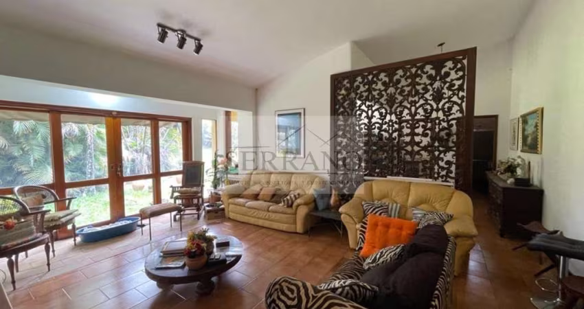 Imóvel de luxo em condomínio fechado com 3 suítes em Vinhedo-SP, bairro Marambaia: 144m² de sofisticação.
