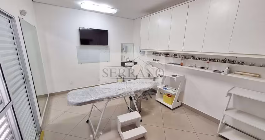 Salão Comercial de Alto Padrão para Locação no Centro de Vinhedo-SP: 4 Salas, 2 Banheiros e 127m² de Área.